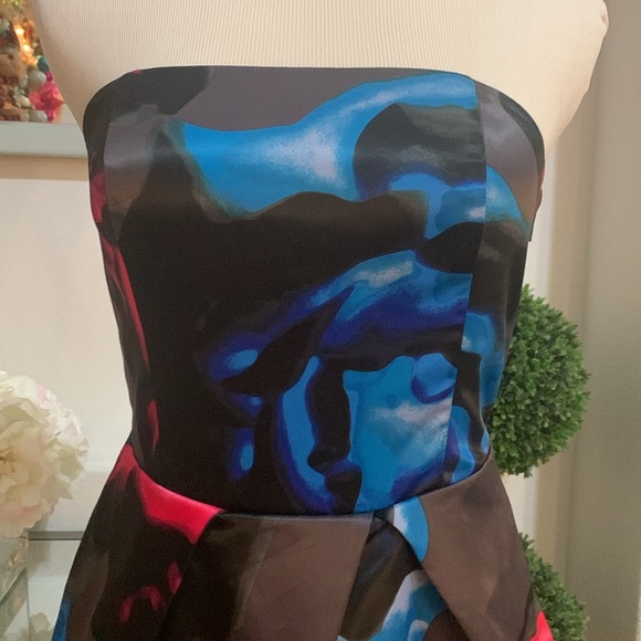 Vibrant dress by Express Design Studio. Sz.8
Pit to Pit 16”, Pit to hem 29” - Picture 2 of 6